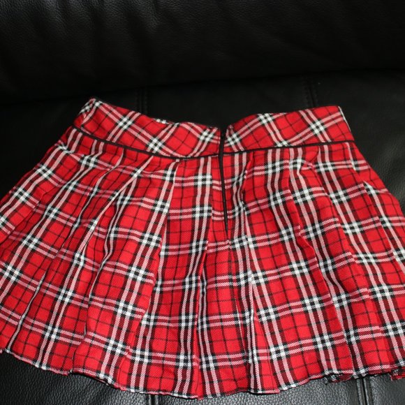 Red Short Kilt - Picture 2 of 3